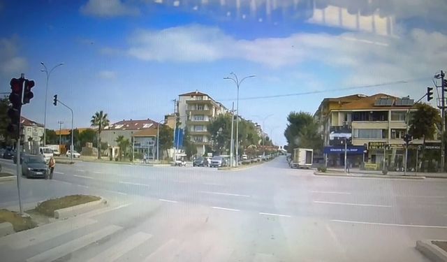 Kırmızı ışıkta geçen bisikletliye otomobil çarptı