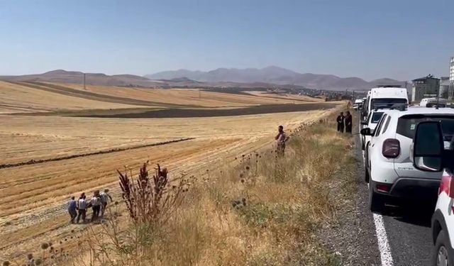 Malazgirt kutlamalarına gidenleri taşıyan minibüs devrildi; 10 yaralı