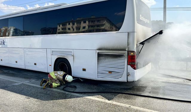 Manisa'da, seyir halindeki yolcu otobüsü alev aldı