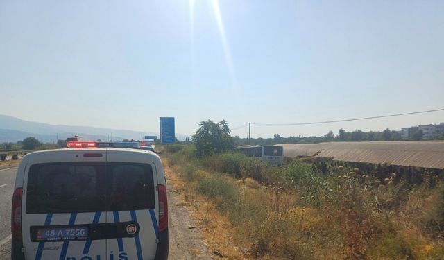 Manisa'da yolcu otobüsü fabrikanın bahçesine girdi: 3 yaralı