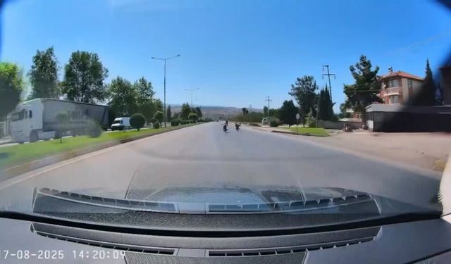 Motosiklet sürücülerinin tehlikeli yarışı kamerada