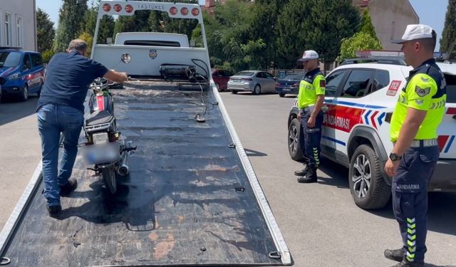 Motosikletini yüzüstü uzanıp kullanan sürücünün ehliyeti iptal edildi
