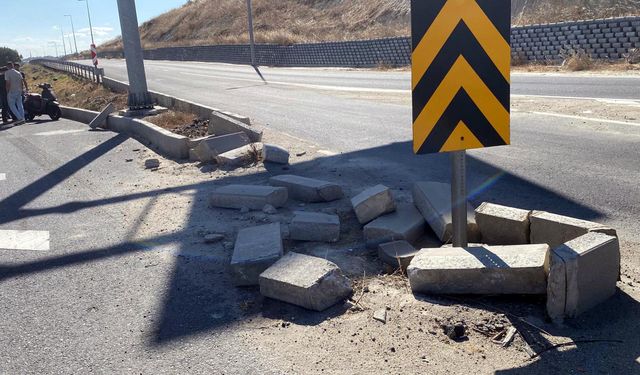 Motosikletiyle yol ayrımındaki parke taşlarına çarpan sürücü yaralandı