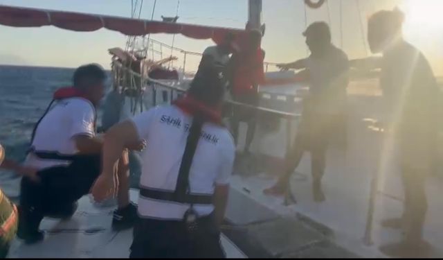 Muğla'da su alan teknedeki 12 kişi kurtarıldı