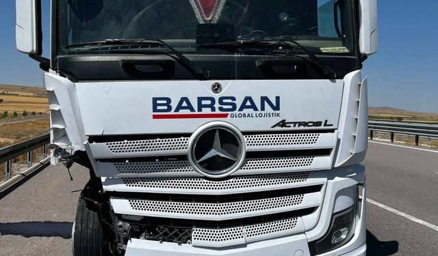 Niğde Otoyolu'nda kamyon ile otomobil çarpıştı; 1 ölü, 3 yaralı