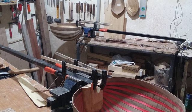 Niğdeli kardeşler, el emeğiyle müzik enstrümanları üretiyor