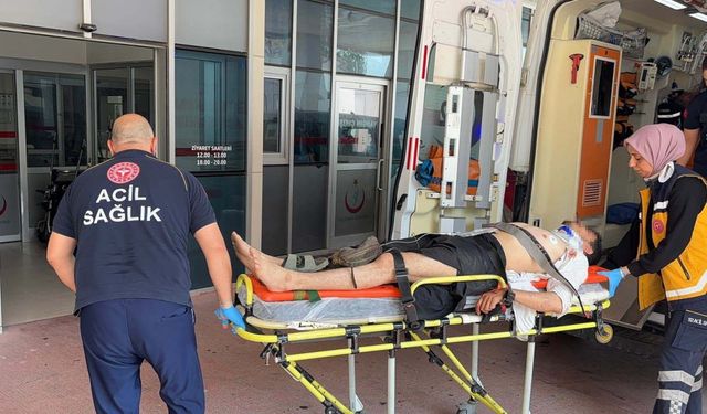 Önce duvara, sonra karşıdan gelen araca çarpan otomobilin sürücüsü öldü, 4 yaralı