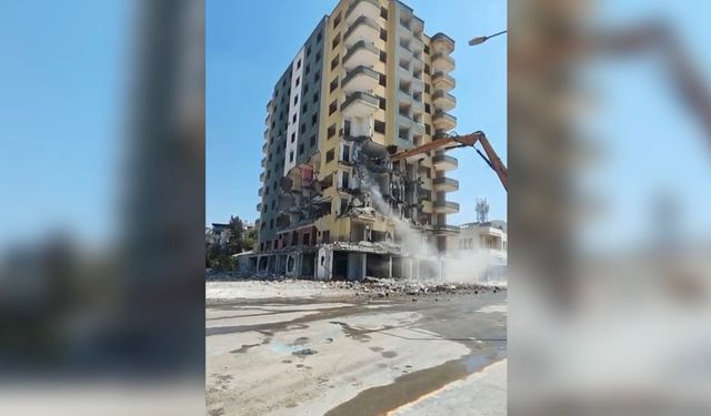 Osmaniye'de son orta hasarlı yüksek katlı binanın yıkımı yapıldı