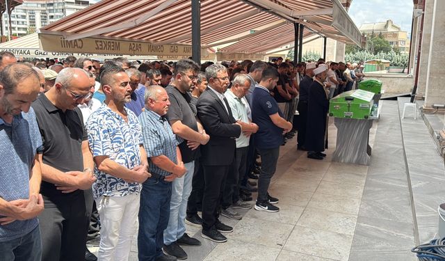 Otomobilin çarptığı motosikletteki çiftin öldüğü kaza kamerada