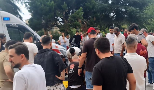 Otomobille çarpışan motosikletin sürücüsü yaralandı; kaza kamerada