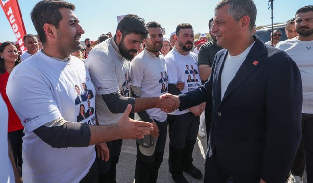 Özgür Özel: Fotoğraftan Atatürk'ü silenleri millet kalbinden silmiştir