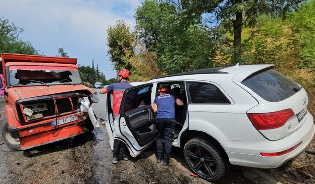 Sakarya'da kamyonet ile cip çarpıştı; 4'ü çocuk 5 yaralı