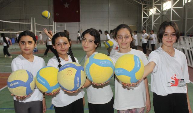 Şırnak’ta ‘Fabrika Voleybol’ projesiyle 3 yılda 1200 çocuk voleybolla buluştu / Ek fotoğraflar