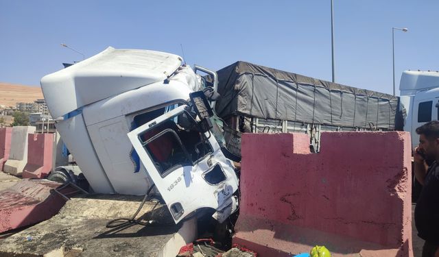 Şırnak'ta kardeşlerin kullandığı TIR'lar çarpıştı; 1 ölü, 1 yaralı