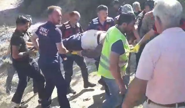 Sivas'ta hafif ticari araç şarampole devrildi: 6 yaralı