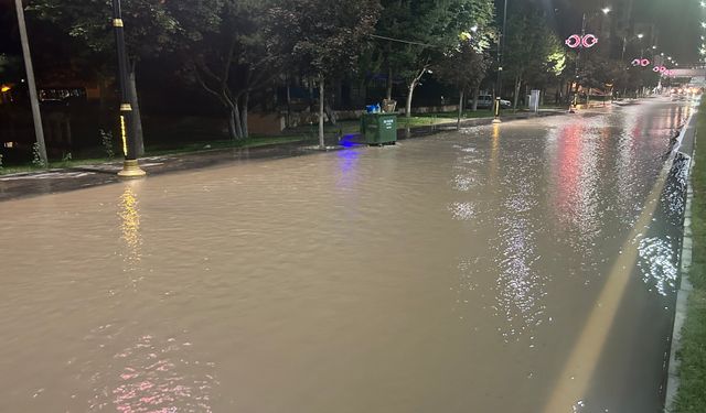 Sivas'ta su borusu arızası caddeyi göle dönüştürdü