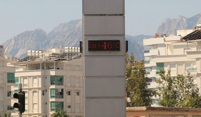 Tatilciler, sıcaklığı 31 derece ölçülen denizde serinlemeye çalıştı