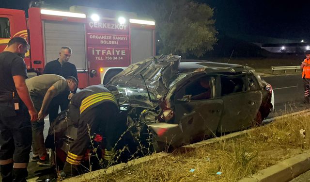 Tekirdağ'da otomobil, aydınlatma direğine çarptı: 1 ölü, 2 yaralı