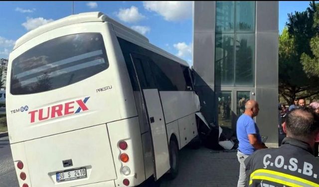 Tekirdağ'da servis midibüsü, OSB’nin tabela direğine çarptı; 19 yaralı