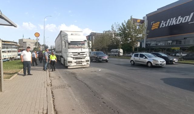 TIR, halk otobüsüne çarptı; 2'si ağır 3 yaralı