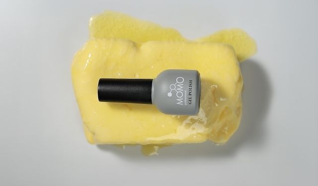 Tırnak tasarımında 2025'in trend rengi 'Butter Yellow'
