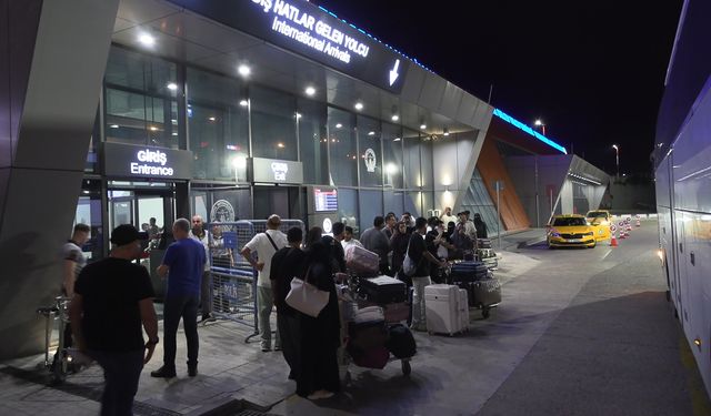 Trabzon- Cidde seferi için havalanan uçak, motor arızası nedeniyle acil iniş yaptı (2) /Görüntü eklendi