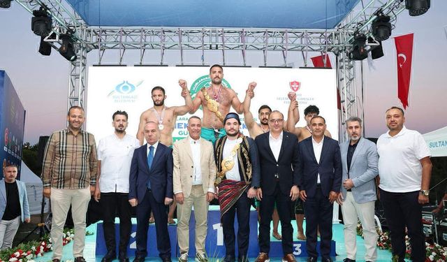 Uluslararası Sultangazi Belediyesi Geleneksel Karakucak Güreşleri'ne yoğun ilgi