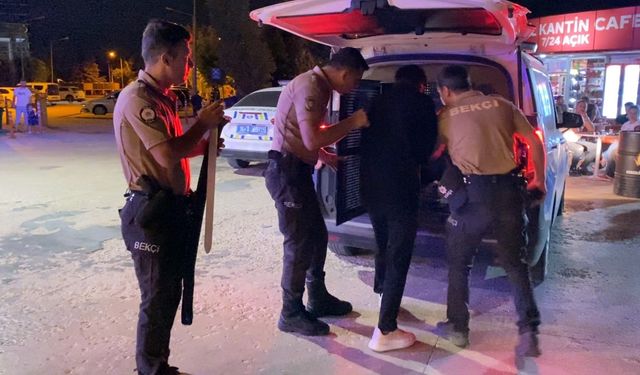Üzerindeki kemer görünümlü kılıftan döner bıçağı çıktı