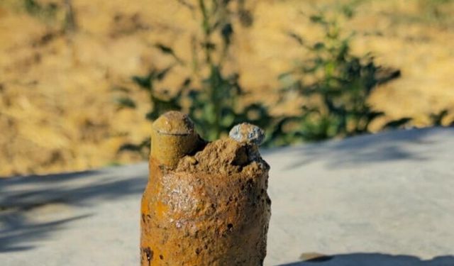 Zeytin bahçesini sularken bulduğu top mermisi, fünye ile patlatıldı