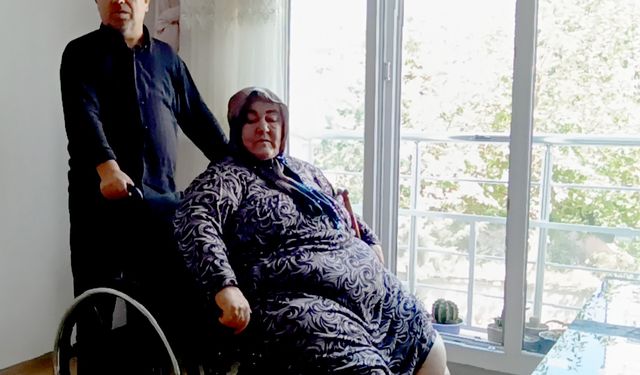 3 yıldır evden çıkamayan fil hastası kadının tekerlekli sandalye sevinci