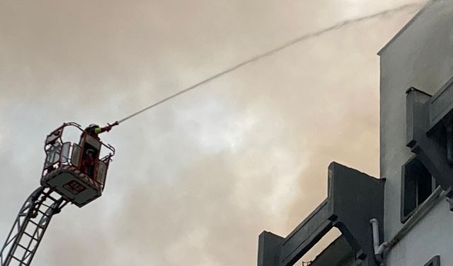 8 katlı binanın çatısı, yalıtım ve kaplamanın ardından yandı