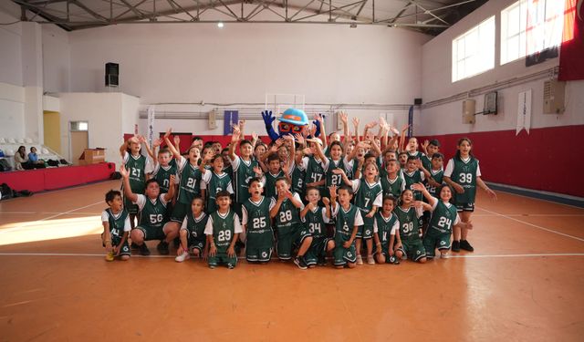 Adana'da çocuklara yönelik basketbol kampı düzenlendi