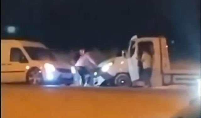 Adana'da sürücülerin kavgası kamerada