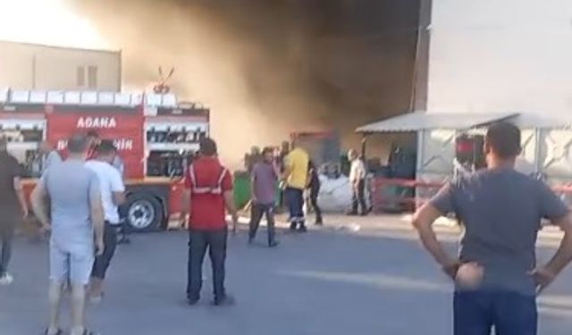 Adana'da zincir marketin deposundan yangın