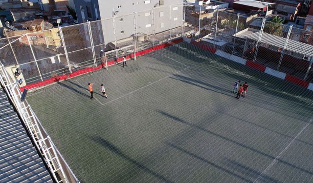 Adana'nın tarihi dokusunun arasındaki 5 katlı binanın damında futbol