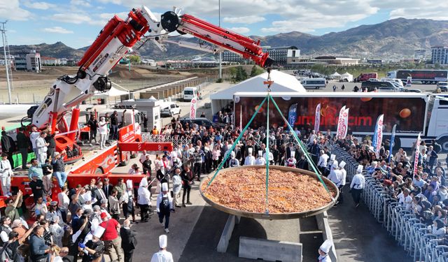Afyon'da 1930 kilo ağırlığındaki sucuklu yumurtayla dünya rekoru kırıldı/ Ek fotoğraflar