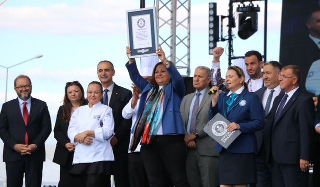 Afyon'da 1930 kilo ağırlığındaki sucuklu yumurtayla dünya rekoru kırıldı