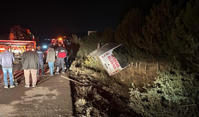 Afyonkarahisar'da yolcu midibüsü devrildi: 12 yaralı