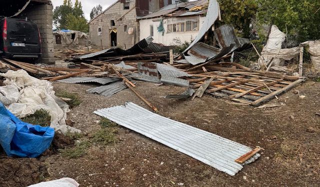 Ağrı'daki köyde 'rüzgar' hasarı