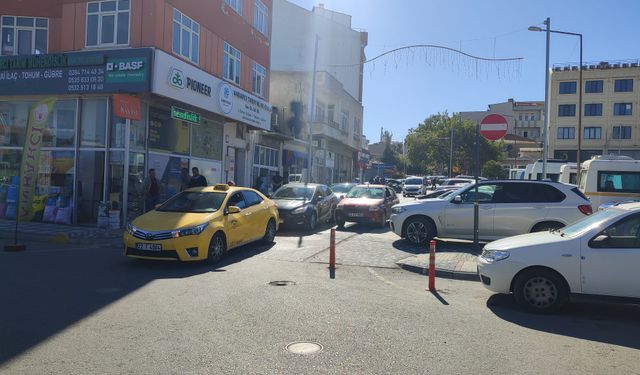 Alkollü sürücü, minibüse tekme atmak isterken düşüp belini kırdı