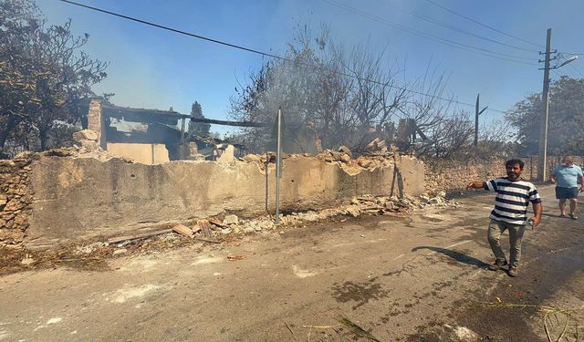 Antalya'da çalılık alanda çıkan yangın evlere sıçradı