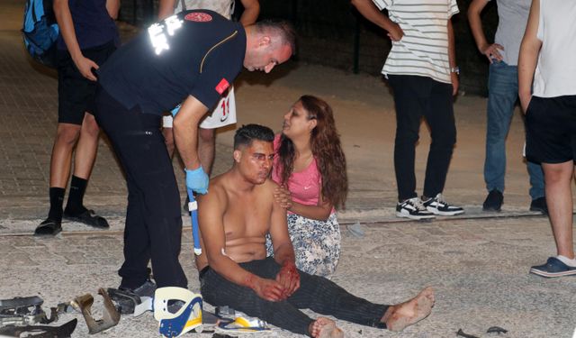 Antalya'da İki otomobil kafa kafaya çarpıştı: 3'ü ağır, 4 yaralı