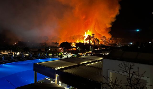 Antalya'da orman yangını; 1 otel tahliye edildi (2)