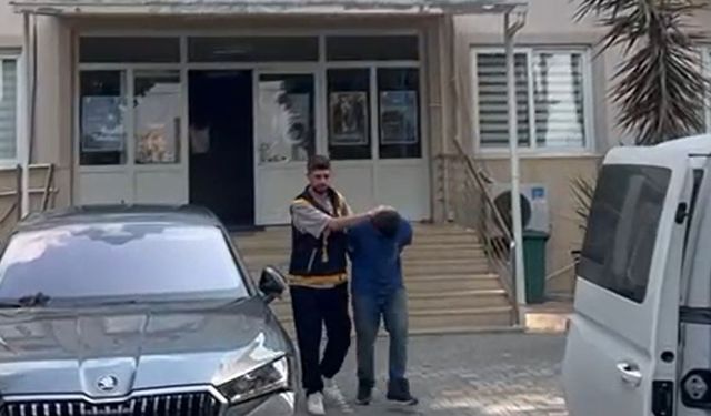 Bahşiş almak için gelin aracının kaputunda metrelerce ilerledi; o anlar kamerada