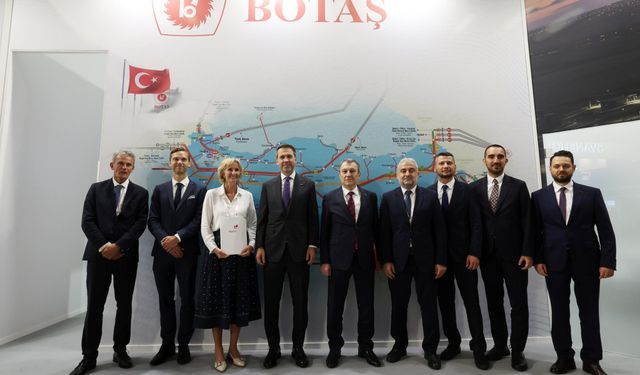 Bakan Bayraktar, imzalanan yeni LNG anlaşmalarını duyurdu