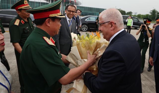 Bakan Güler, Vietnam'da