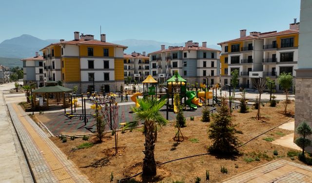 Bakan Kurum, Seydikemer'de yapımı tamamlanan sosyal konutların görüntülerini paylaştı