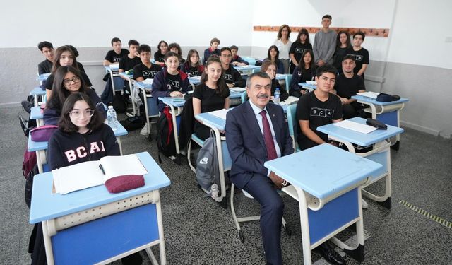 Bakan Tekin'den, Çankaya Betül Can Anadolu Lisesi'ne ziyaret