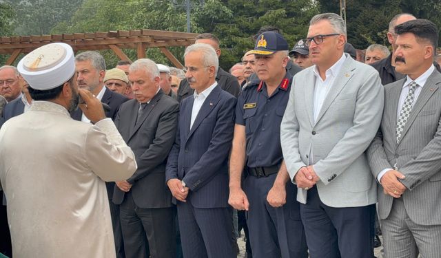 Bakan Uraloğlu, Trabzon'da yakınının cenazesine katıldı