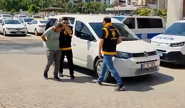 Balkondan sokağa çöp atıp, tepki gösteren temizlik işçisini darbettiler